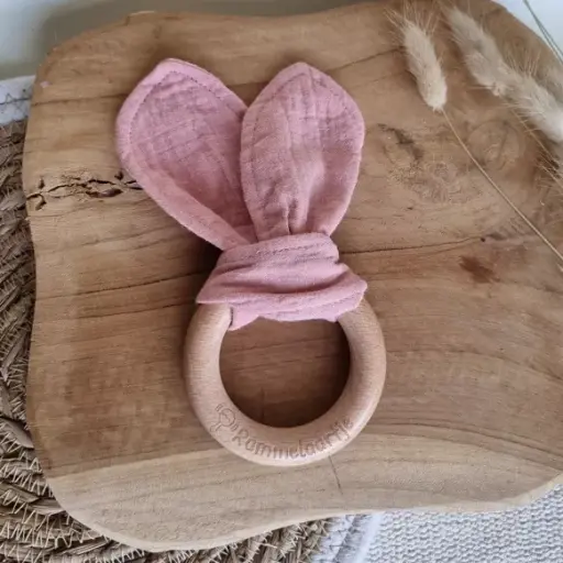 [RABIJ0015KO] Anneau de dentition en bois avec oreilles de lapin douces 15cm - Rose poudré