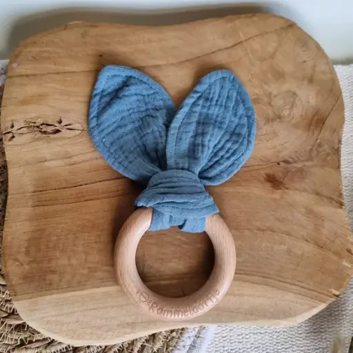 [RABIJ0014KO] Anneau de dentition en bois avec oreilles de lapin douces 15cm - Bleu poudré